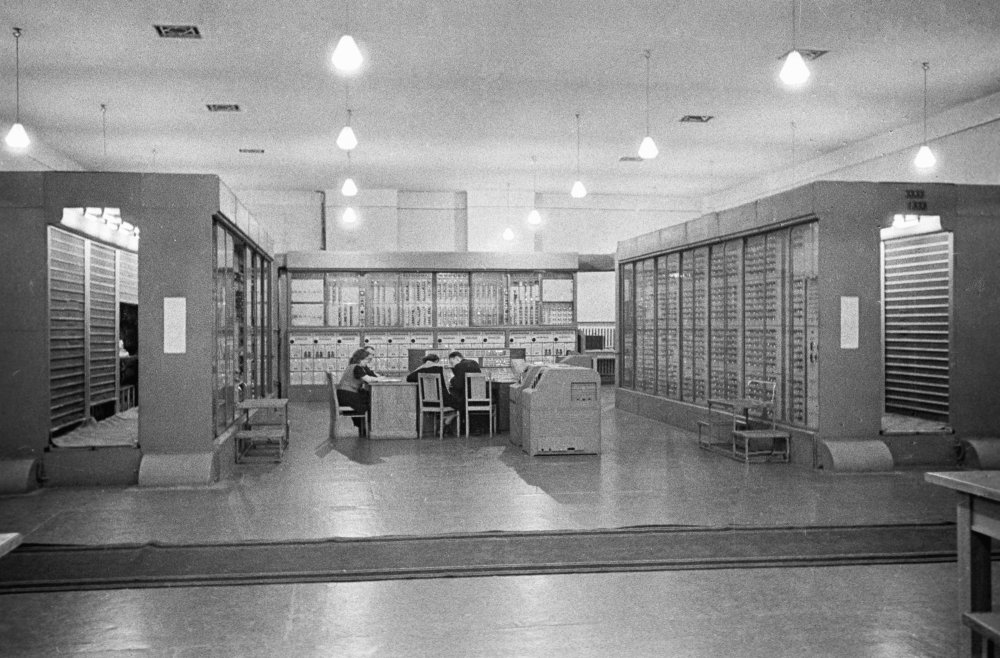 Первая ЭВМ, на которой я учился программировать в 1963 году, будучи школьником 9-го класса. (ЭВМ «Стрела». Фото «РИА Новости») Первая ЭВМ, на которой я учился программировать в 1963 году, будучи школьником 9-го класса. (ЭВМ «Стрела». Фото «РИА Новости»)